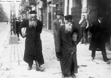 Židé na ulici Nalewki ve Varšavě před vypuknutím druhé světové války.  Foto NN/ sbírka The Ghetto Fighters&apos; House