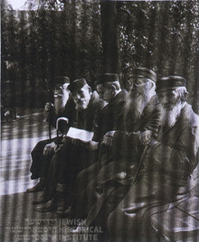 Židé z ulice Nalewki v zahradě Krasińských, rok 1925. Foto Alter Kacyzne/ sbírka Židovského Historického Institutu