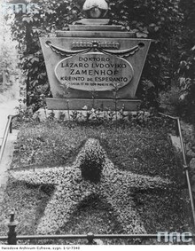 Hrob Ludwika Zamenhoffa na židovském hřbitově ve Varšavě. Je zde vidět pětiramennou hvězdu - symbol esperanta. Srpen 1931. Foto Leon Jarumski/ Národní digitální archiv