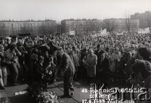 45. výročí povstání ve varšavském ghettu. Marek Edelman klade květiny u Pomníku hrdinů ghetta. Foto NN/ sbírka Fotografického archivu Nadace střediska Karta