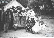 Obóz romski w Warszawie. Grupa Romów przed namiotem. 1918-1939 r. Fot. nieznany/NAC