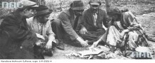 Obóz romski pod Warszawą. Grupa Romów podczas rozpalania ogniska. 1918-1939 r. Fot. nieznany/NAC