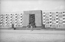 Pomník Hrdinů ghetta v městské části Muranów. V pozadí je vidět panelový dům. 1965-1969. Foto Grażyna Rutowska/Národní digitální archiv