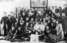 Spotkanie członków ruchu młodzieżowego He - Chaluts ha - Tsa'ir w rolniczym kolektywie szkoleniowym na Grochowie. Styczeń 1933 r. The Ghetto Fighters' House Museum. Israel/ The photo Archive Spotkanie członków ruchu młodzieżowego He - Chaluts ha - Tsa'ir w rolniczym kolektywie szkoleniowym na Grochowie. Styczeń 1933 r. The Ghetto Fighters' House Museum. Israel/ The photo Archive