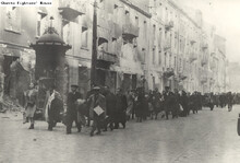 Deportowani Żydzi w drodze na Umschlagplatz podczas tłumienia powstania w gettcie. Zdjęcie było częścią albumu założonego przez generała SS Juergen'a Stroop'a. W raporcie Stropp dopisał "na Umschlagplatz. 1943 r. Fot. nieznany. The Ghetto Fighters' House Deportowani Żydzi w drodze na Umschlagplatz podczas tłumienia powstania w gettcie. Zdjęcie było częścią albumu założonego przez generała SS Juergen'a Stroop'a. W raporcie Stropp dopisał "na Umschlagplatz. 1943 r. Fot. nieznany. The Ghetto Fighters' House