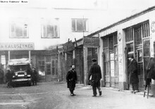 Dziedziniec wewnętrzny na Nalewkach w Warszawie. Dwudziestolecie międzywojenne. Fot. nieznany. The Ghetto Fighters' House Museum. Israel/ The photo Archive Dziedziniec wewnętrzny na Nalewkach w Warszawie. Dwudziestolecie międzywojenne. Fot. nieznany. The Ghetto Fighters' House Museum. Israel/ The photo Archive