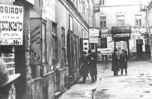 Židovští majitelé obchodů v ulici Nalewki ve Varšavě. Foto NN/ sbírka The Ghetto Fighters&apos; House