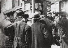 Židé čtou židovské časopisy v pouliční výloze, 1934. Foto R. Vishniac/ sbírka Židovského historického institutu