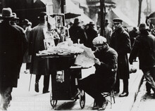 Pouliční prodavač časopisů 1918–1939. Foto NN/ sbírka Židovského historického institutu